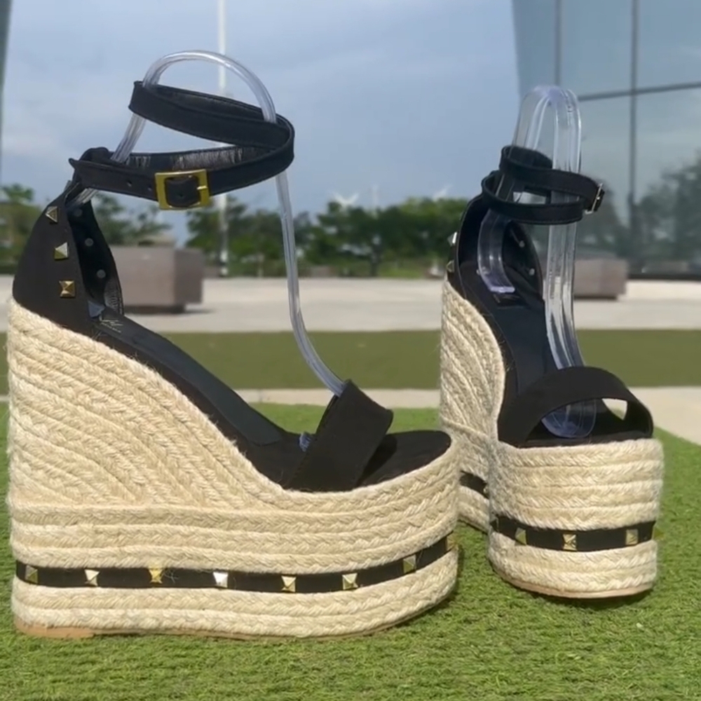 Black Platform Wedge Sandals – Size 8 (New)
Stylish Black Wedge Sandals